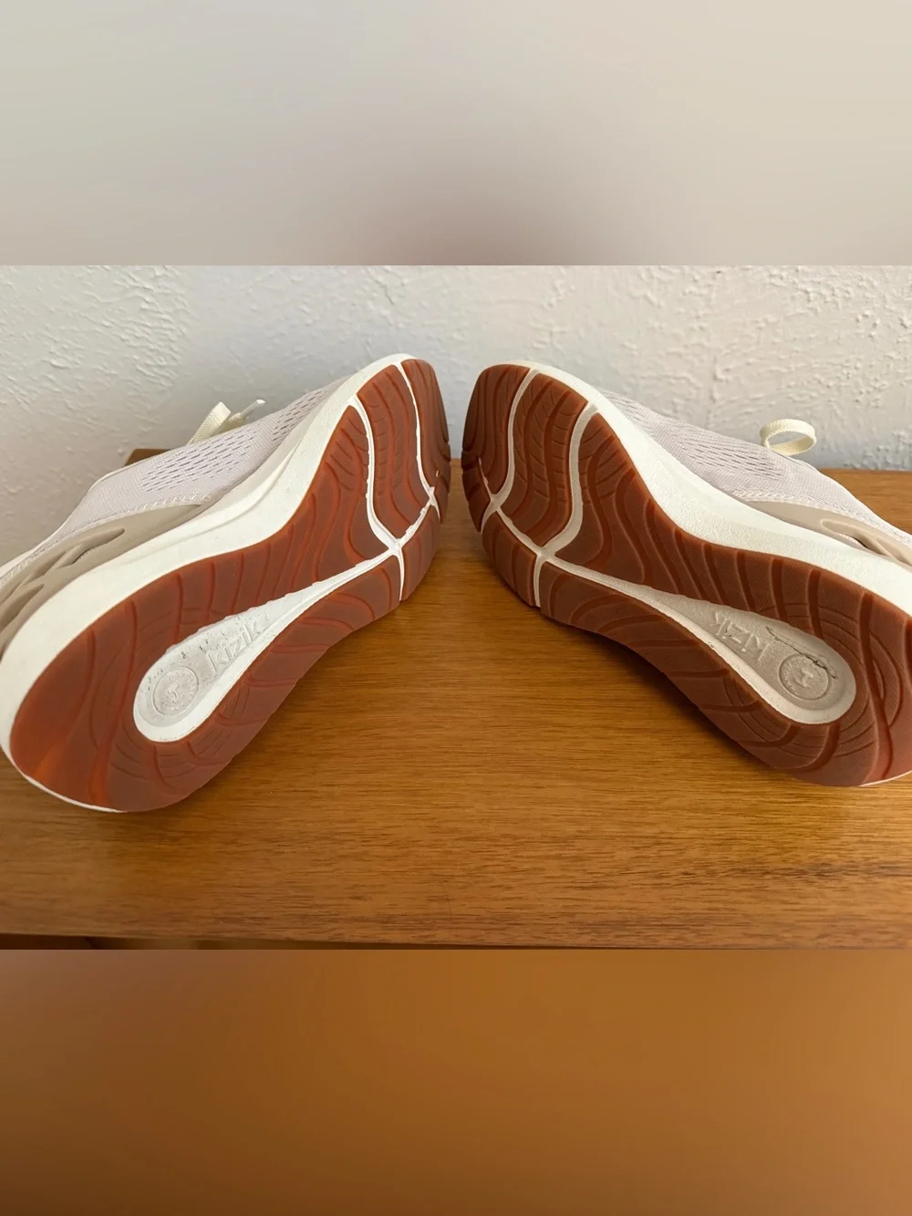 Kizik Athena 2 women’s size 6.5 $139.95 NEW